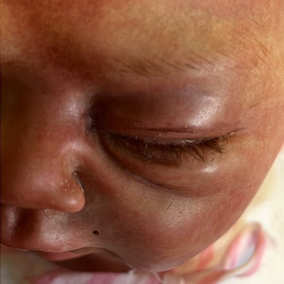 Beautiful reborn doll. Feels so realistic. Soft hair and articulated head/limbs. - Picture 9 of 16